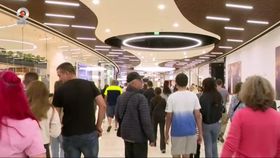 Românii au ajuns să stea la coadă pentru orice. La Suceava, zeci de oameni aproape s-au călcat în picioare pentru a pune mâna pe cașcaval la reducere
